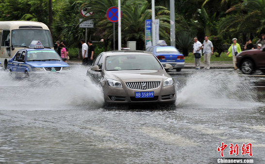 臺(tái)風(fēng)山神過(guò)境三亞大風(fēng)暴雨 市民街上下網(wǎng)捕魚(yú)