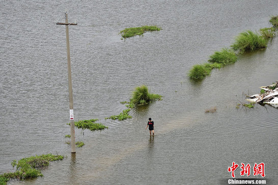 臺(tái)風(fēng)山神過(guò)境三亞大風(fēng)暴雨 市民街上下網(wǎng)捕魚(yú)