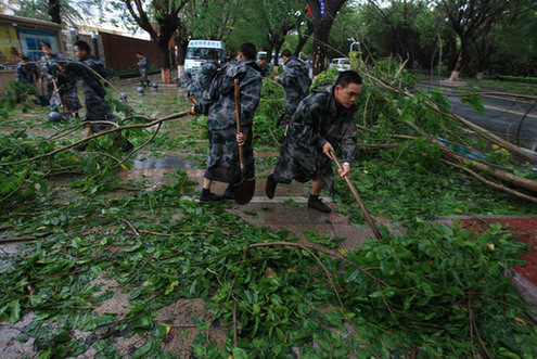 臺(tái)風(fēng)山神過(guò)境三亞大風(fēng)暴雨 市民街上下網(wǎng)捕魚(yú)