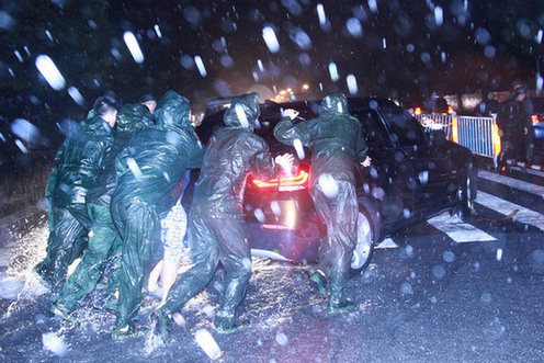 臺(tái)風(fēng)山神過(guò)境三亞大風(fēng)暴雨 市民街上下網(wǎng)捕魚(yú)