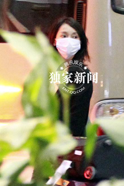 周迅潮范打扮亮相與神秘男子同行 關系親密