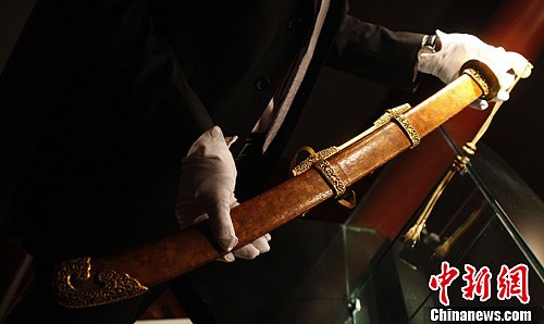 　10月29日，在中國(guó)嘉德2012秋季拍賣(mài)會(huì)中，“清乾隆金桃皮鞘‘天字十七號(hào)’‘寶騰’腰刀”以4830萬(wàn)元高價(jià)成交。