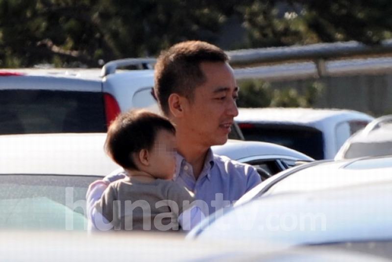 趙子琪一家回京 老公路金波抱愛(ài)女青橙曝光