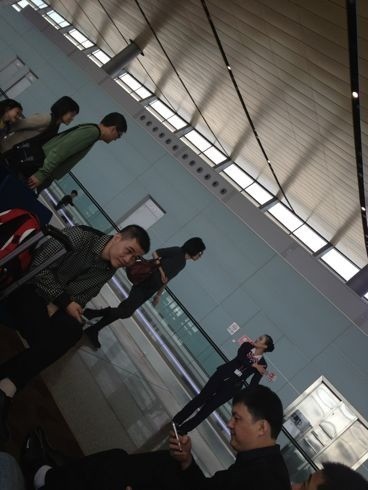 王菲素顏穿萬元無縫連體服亮相機場 網(wǎng)友：女神怎么上廁所？