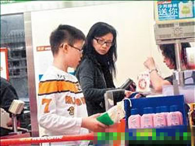 47歲曾華倩13歲愛(ài)子林浩賢曝光 就讀名校擅長(zhǎng)游泳