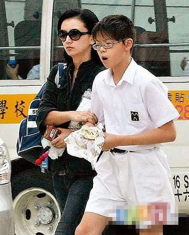 47歲曾華倩13歲愛子林浩賢曝光 就讀名校擅長游泳