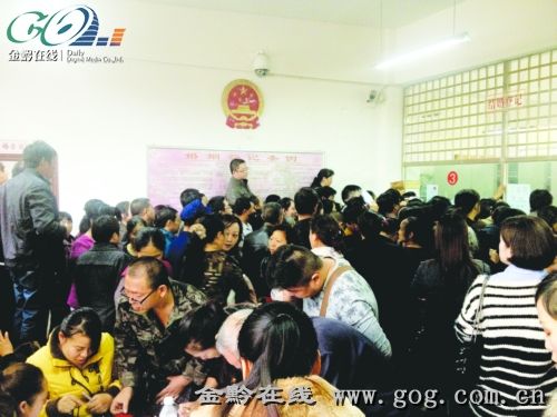 小小的婚姻登記處，擠滿了要離婚的人。