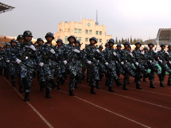 青島軍訓(xùn)大閱兵:女生海藍短裙紅貝雷帽風(fēng)姿迷人