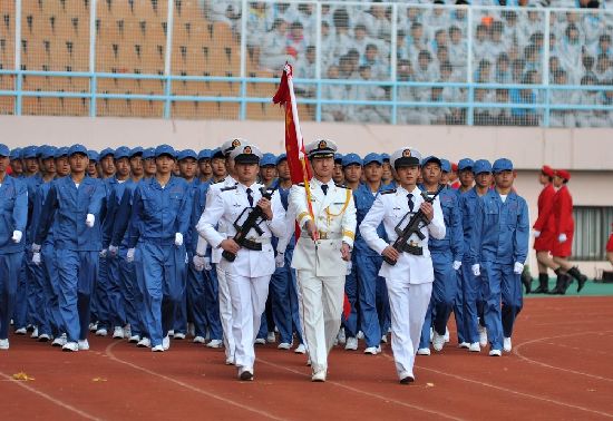青島軍訓(xùn)大閱兵:女生海藍短裙紅貝雷帽風(fēng)姿迷人