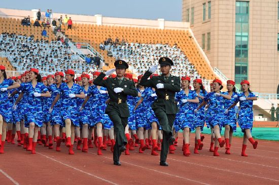 青島軍訓(xùn)大閱兵:女生海藍短裙紅貝雷帽風(fēng)姿迷人