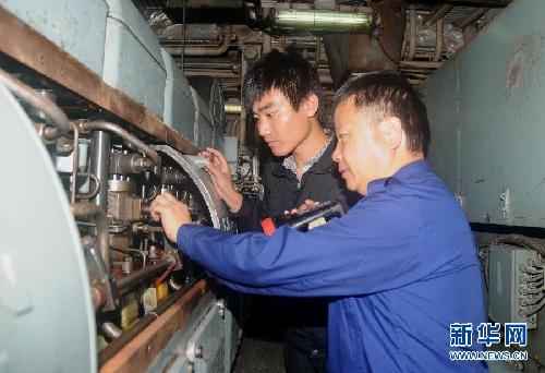 （走基層·迎接十八大·圖文互動）（1）最可愛的人，有故事的人——記中國漁政202船釣魚島海域巡航團隊