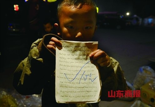 中國(guó)“攤二代”生活現(xiàn)狀:垃圾桶上寫作業(yè)