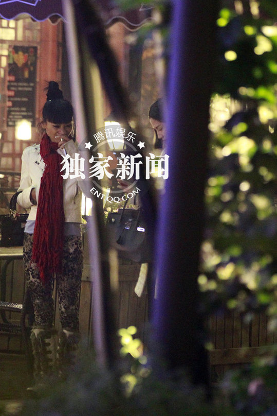 艷星白靈藍燕約會當(dāng)眾玩親親 同性戀情疑曝光