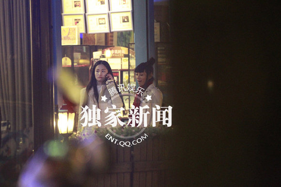 艷星白靈藍燕約會當眾玩親親 同性戀情疑曝光