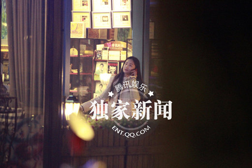 艷星白靈藍(lán)燕約會(huì)當(dāng)眾玩親親 同性戀情疑曝光