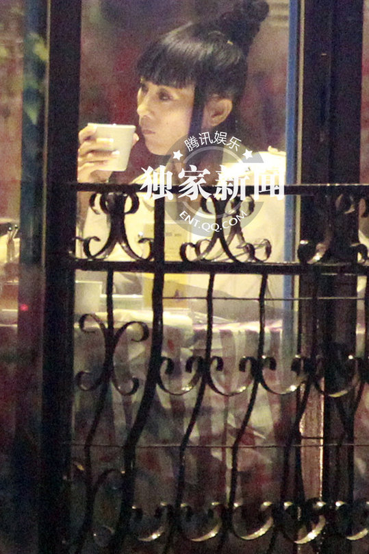 艷星白靈藍燕約會當眾玩親親 同性戀情疑曝光