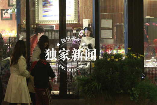 艷星白靈藍(lán)燕約會當(dāng)眾玩親親 同性戀情疑曝光