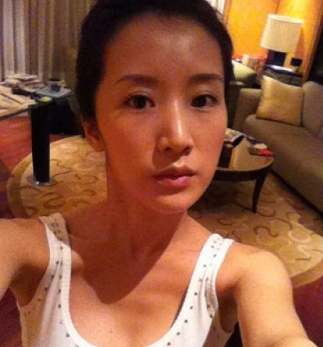 李念抱愛(ài)女凝視 闊太生活很奢華