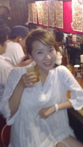 李念抱愛(ài)女凝視 闊太生活很奢華