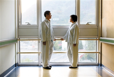 昨日，解放軍309醫(yī)院，丈夫田新丙和妻子蘇丹在病房走廊里聊天。