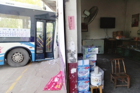 10月31日，株洲云龍示范區(qū)龍頭鋪鎮(zhèn)，T6路公交車與106路公交車發(fā)生追尾事故，106路公交車一頭撞上路邊的民居。圖/記者王偉