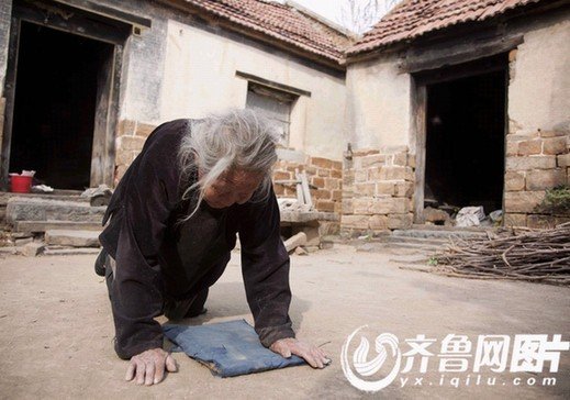 九旬老人爬行生活兩年 官方將妥善安排生活(圖)