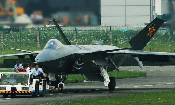 資料圖：牽引中的殲-20測(cè)試機(jī)。