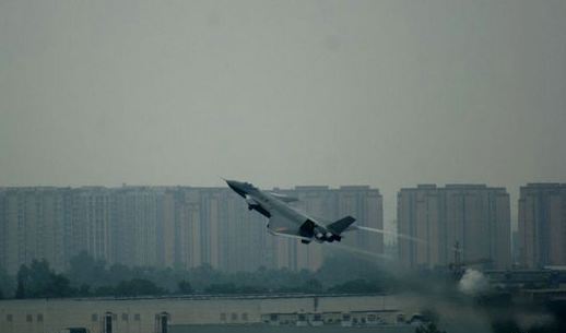 資料圖：殲-20戰(zhàn)機(jī)加力起飛，其機(jī)翼兩端出現(xiàn)兩道白色的渦流，感覺(jué)十分唯美。