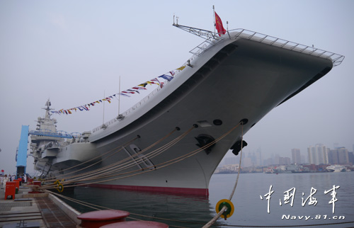 資料圖：中國(guó)航母遼寧艦正式入列。