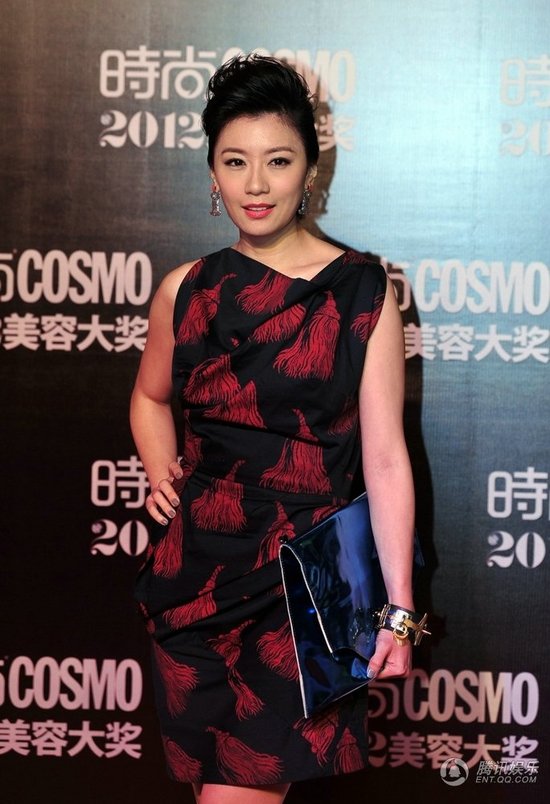 凌瀟肅唐一菲婚后首度同臺 攬腰耳語十指緊扣極盡恩愛