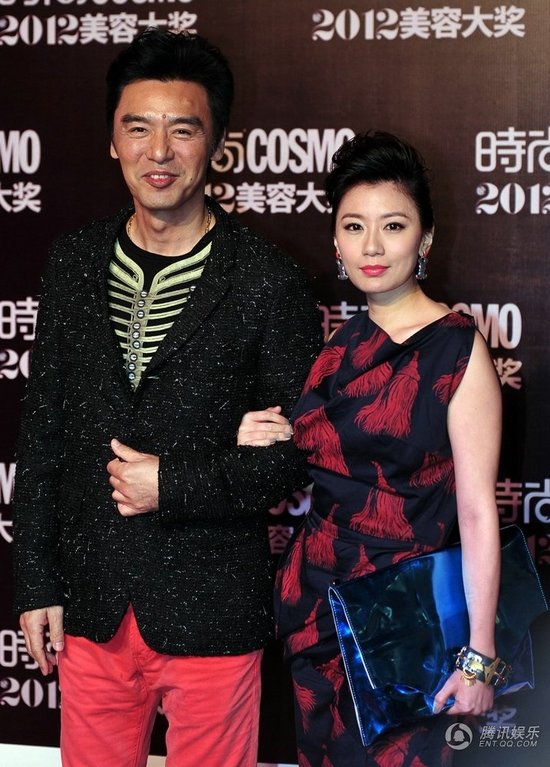 凌瀟肅唐一菲婚后首度同臺(tái) 攬腰耳語(yǔ)十指緊扣極盡恩愛(ài)