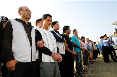 昨日，大陸警方將犯罪嫌疑人移交臺(tái)灣執(zhí)法部門。