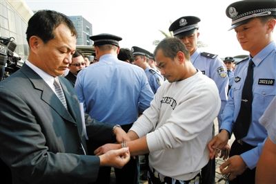 昨日，兩地警方換械移交犯罪嫌疑人儀式現(xiàn)場。