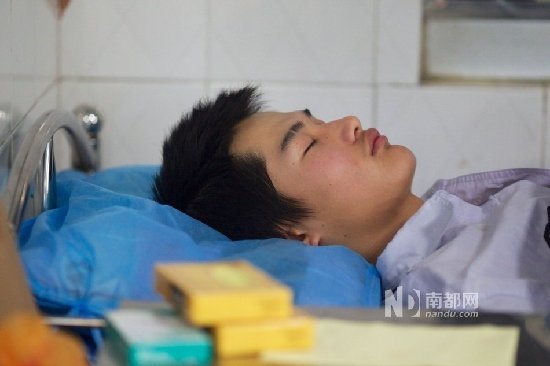 圖為被打傷的保安管飛龍被醫(yī)生診斷為全身多處軟組織挫傷，據(jù)其他保安介紹他到醫(yī)院后神志不是很清楚一直昏睡。 王子榮 攝