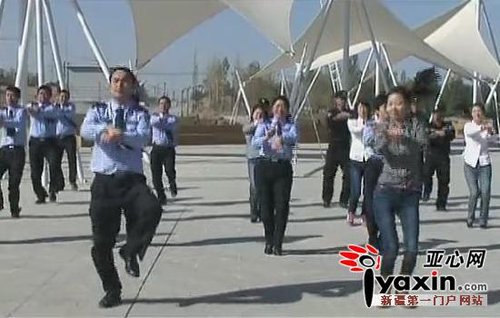 新疆民警派出所內(nèi)跳騎馬舞 網(wǎng)友稱太歡樂(lè)(圖)