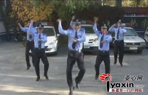 新疆民警派出所內(nèi)跳騎馬舞 網(wǎng)友稱太歡樂(lè)(圖)