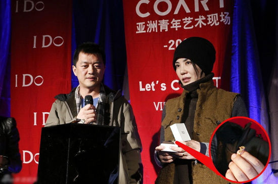王菲收李亞鵬三克拉鉆戒驚愕 當(dāng)眾摸大腿顯恩愛