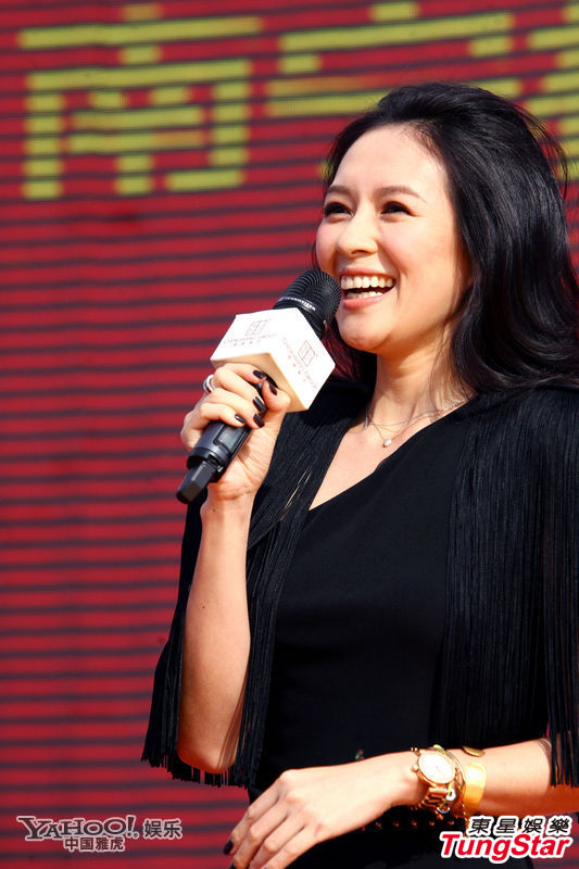 章子怡黑裙現(xiàn)身南寧撈金 脂粉難以掩飾歲月痕跡