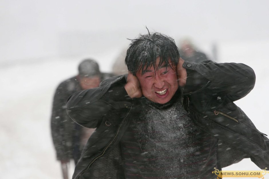 京藏高速數(shù)千受困者雪中大轉(zhuǎn)移 頭發(fā)結(jié)滿(mǎn)冰碴