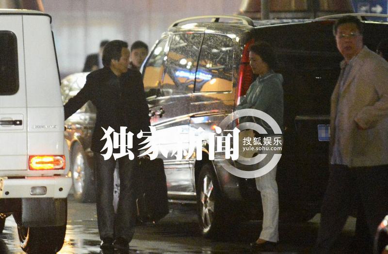 劉亦菲攜母回京 繼父陳金飛百萬(wàn)豪車接機(jī)身兼多“職”