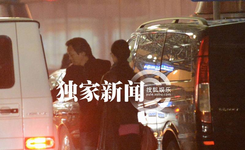 劉亦菲攜母回京 繼父陳金飛百萬(wàn)豪車接機(jī)身兼多“職”
