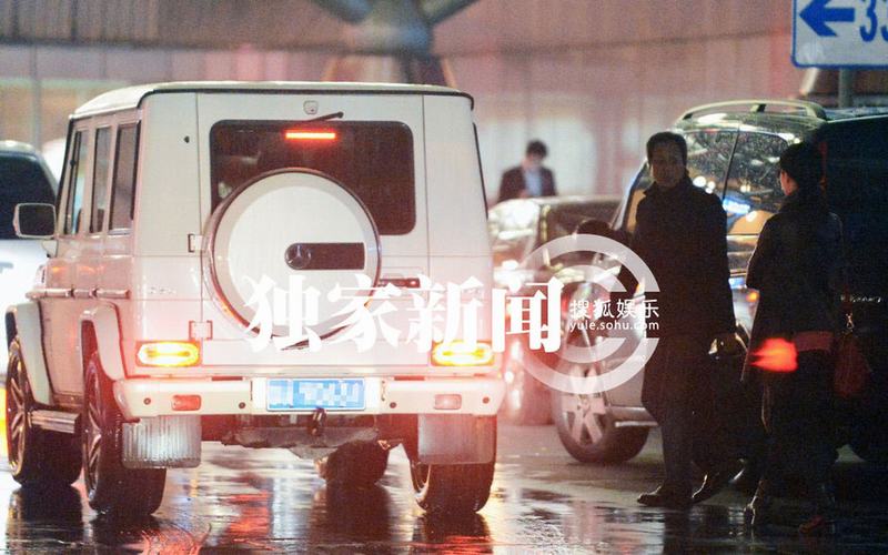 劉亦菲攜母回京 繼父陳金飛百萬豪車接機(jī)身兼多“職”
