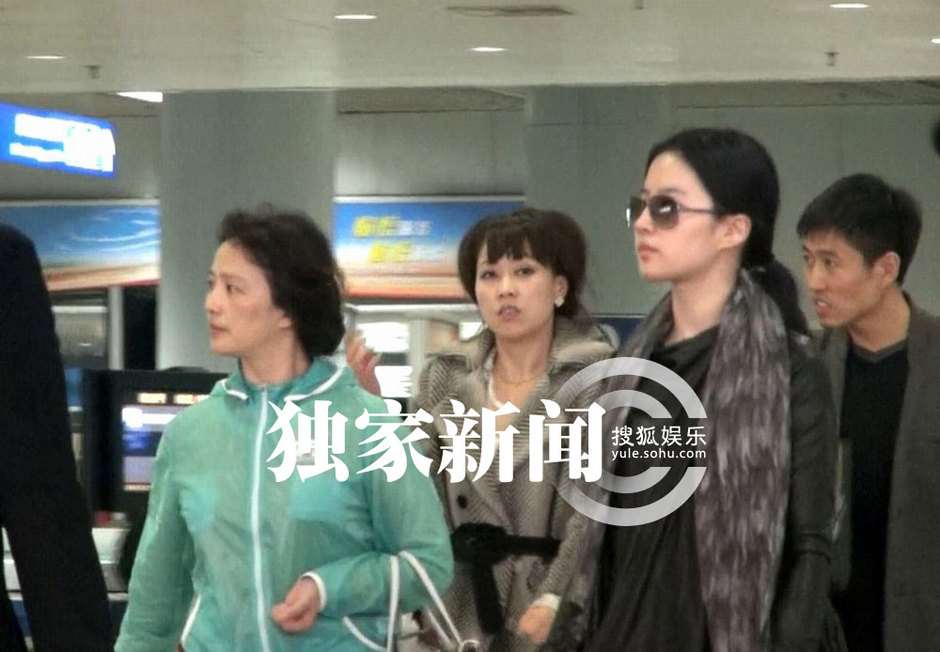 劉亦菲攜母回京 繼父陳金飛百萬豪車接機(jī)身兼多“職”