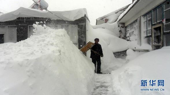 北京大雪高速積雪嚴(yán)重致?lián)矶?武警給司機(jī)送飯