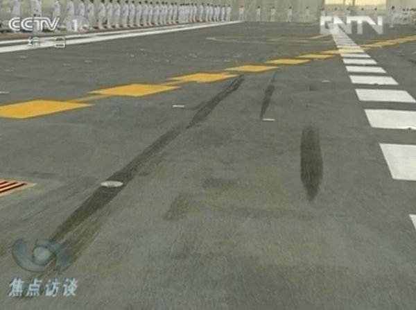 資料圖：甲板上清晰的艦載機(jī)留下的輪胎印。