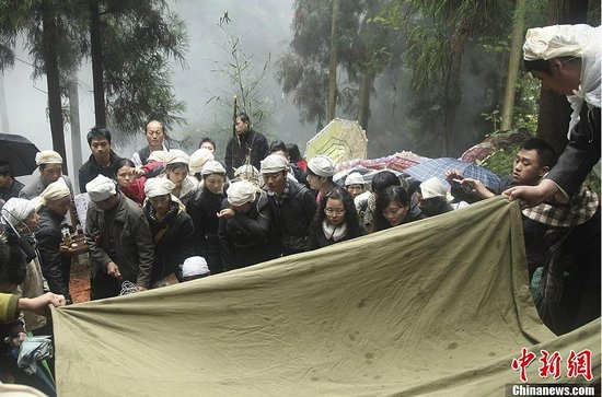 200人送別愛情天梯女主人公 撒萬(wàn)朵玫瑰(組圖)