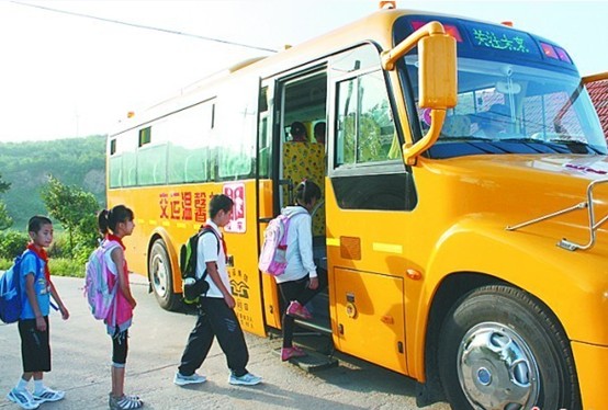 青島600輛校車(chē)專(zhuān)接農(nóng)村娃 冬暖夏涼放動(dòng)畫(huà)孩子愛(ài)上學(xué)