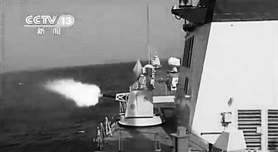 艦上主炮射擊目標(biāo)。