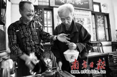 蔡松合(左)與司徒明老人。王樂(lè) 攝