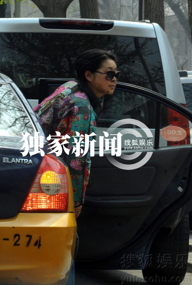 倪萍素顏出門(mén)買(mǎi)衣服顯老態(tài)